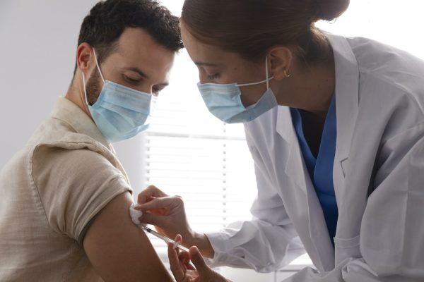 enfermera-vacunando-paciente-masculino